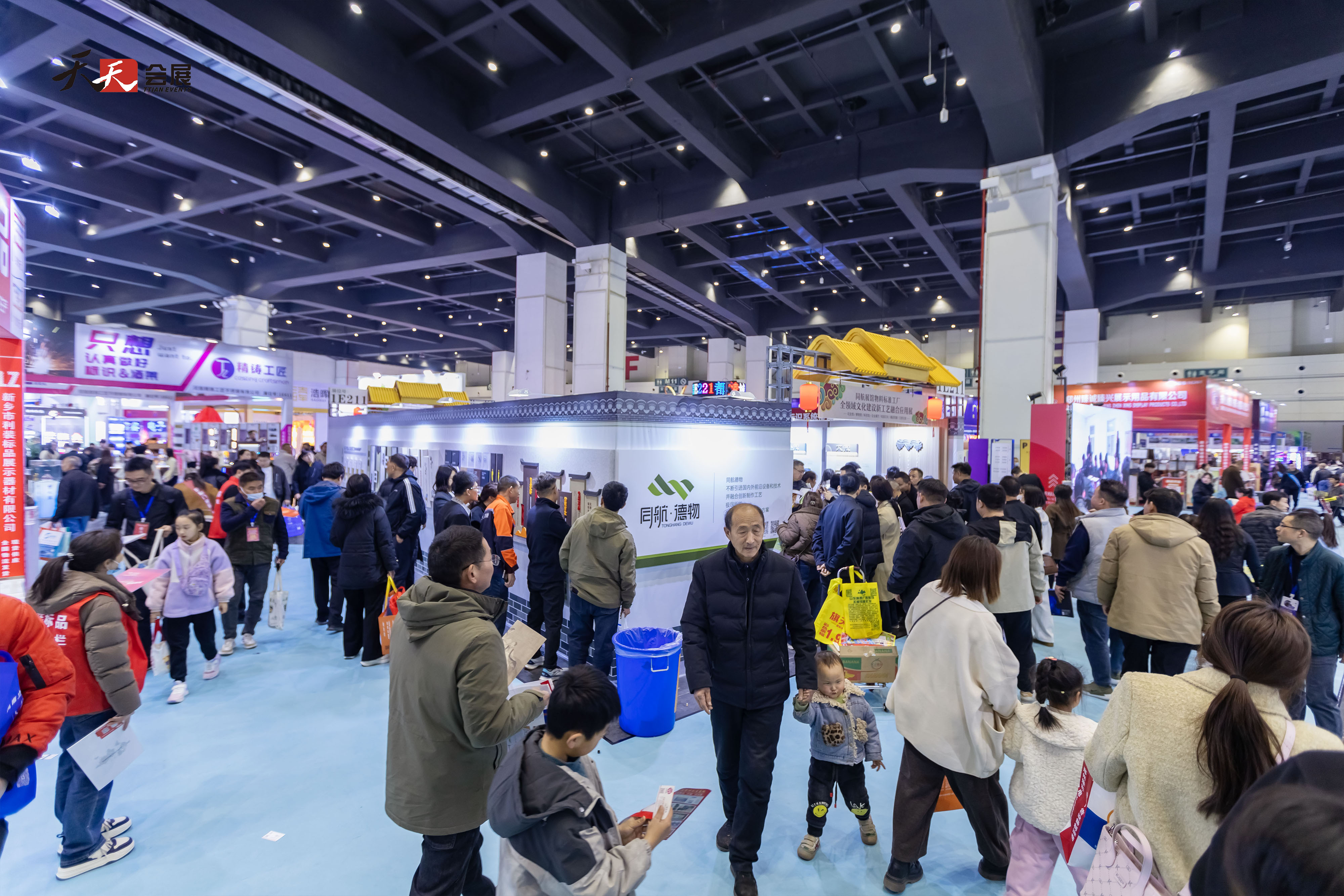 人潮涌動(dòng)，熱鬧非凡|2025春季中原廣告展第二天盛況依舊